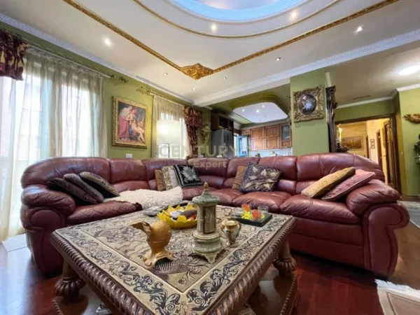 Tirane, jepet me qera apartament 3+1+Ballkon Kati 7, 106 m² 3.300 € (sheshi skenderbeu tek galleria)