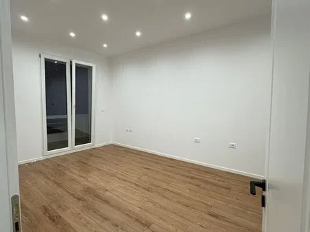 Tirane, shitet apartament 2+1+Ballkon Kati 4, 168.000 € (Rruga Mine Peza)
