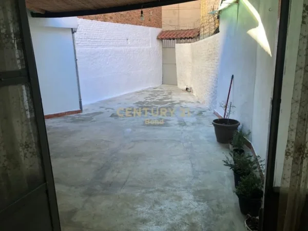 Tirane, jepet me qera shtepi 1+1 Kati 1, 500 € (rruga e barrikadave)