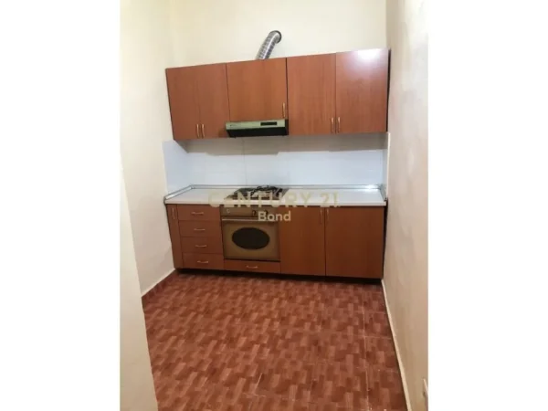 Tirane, jepet me qera shtepi 1+1 Kati 1, 500 € (rruga e barrikadave)