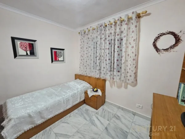Tirane, jepet me qera apartament 1+1 Kati 2, 76 m² 650 € (Rruga Fortuzi)