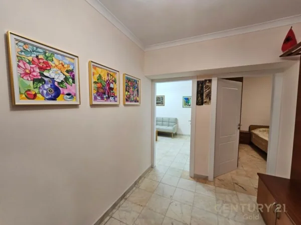 Tirane, jepet me qera apartament 1+1 Kati 2, 76 m² 650 € (Rruga Fortuzi)