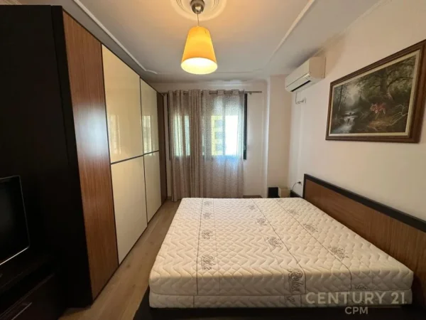 Tirane, jepet me qera apartament 1+1+Ballkon Kati 3, 82 m² 700 € (qender)