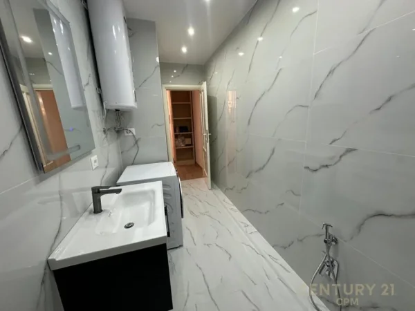 Tirane, jepet me qera apartament 1+1+Ballkon Kati 3, 82 m² 700 € (qender)