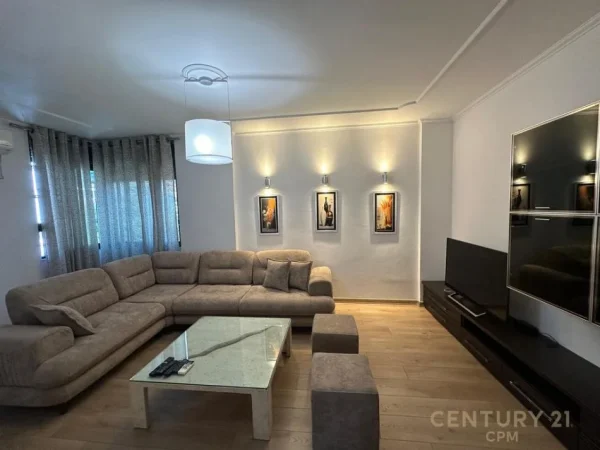 Tirane, jepet me qera apartament 1+1+Ballkon Kati 3, 82 m² 700 € (qender)
