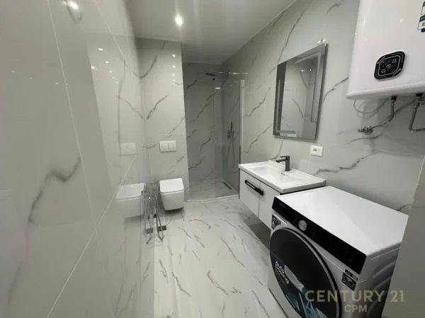 Tirane, jepet me qera apartament 1+1+Ballkon Kati 3, 82 m² 700 € (qender)