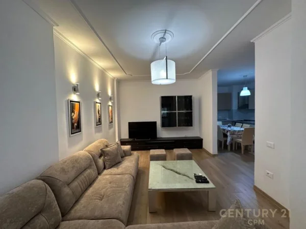 Tirane, jepet me qera apartament 1+1+Ballkon Kati 3, 82 m² 700 € (qender)