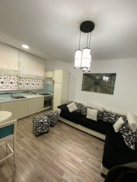 Mbi Shkollën e Baletit jepet me qera  1+1+Aneks+Ballkon, 40,000 Lekë, Kati 2, 62 m²