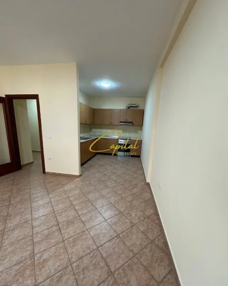 Tirane, jepet me qera zyre Kati 4, 118 m² 700 € (KOMUNA E PARISIT)