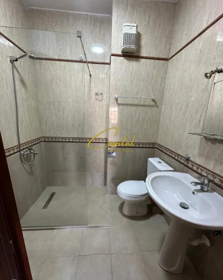 Tirane, jepet me qera zyre Kati 4, 118 m² 700 € (KOMUNA E PARISIT)