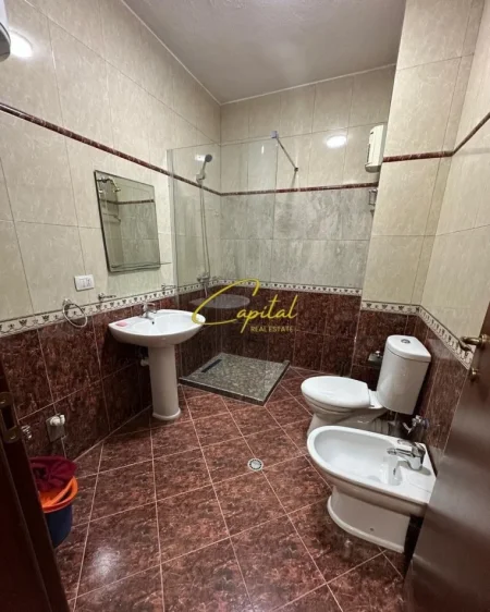 Tirane, jepet me qera zyre Kati 4, 118 m² 700 € (KOMUNA E PARISIT)
