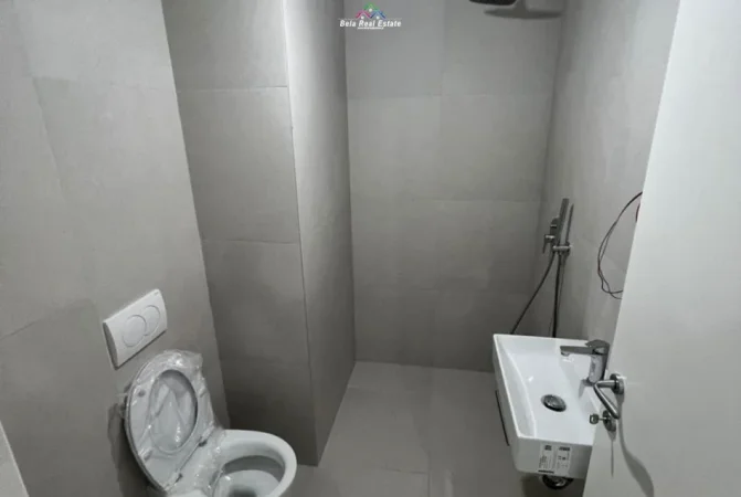 Tirane, jepet me qera zyre Kati 5, 220 m² 2.500 € (Rruga Ali Begeja)