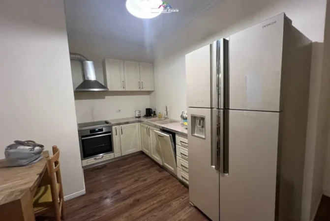 Tirane, jepet me qera apartament 2+1+Ballkon Kati 6, 140 m² 1.000 € (Zogu I Zi)