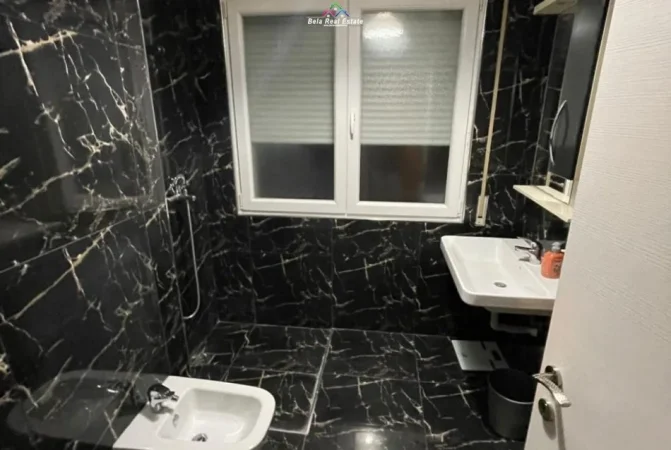 Tirane, jepet me qera apartament 2+1+Ballkon Kati 6, 140 m² 1.000 € (Zogu I Zi)