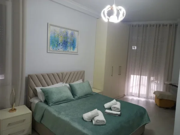 Tirane, jepet me qera apartament 2+1 Kati 7, 104 m² 1.200 € (QENDER PRANE KAFE FLORA)