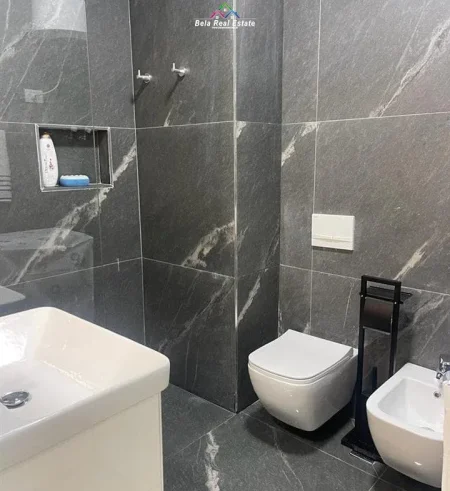 Tirane, jepet me qera apartament 1+1+Ballkon Kati 3, 75 m² 850 € (Komuna E Parisit)