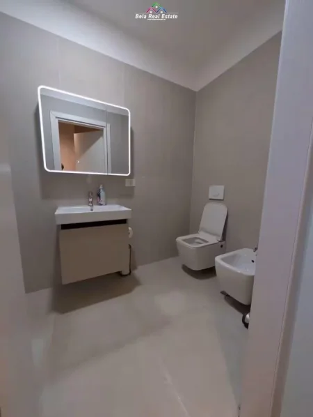 Tirane, jepet me qera apartament 2+1+Ballkon Kati 4, 80 m² 900 € (Komuna E Parisit)