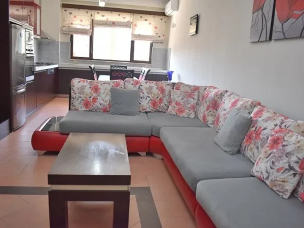 Tirane, jepet me qera apartament 3+1+Ballkon Kati 5, 125 m² 650 € (5 Maji)