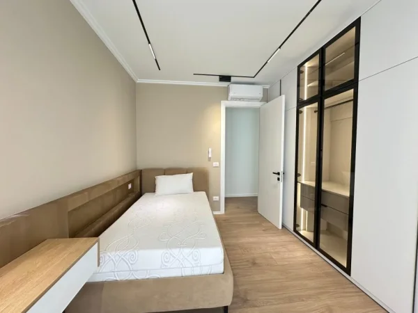 Tirane, jepet me qera apartament 3+1+Ballkon Kati 1, 140 m² 2.000 € (Liqeni i Thatë)