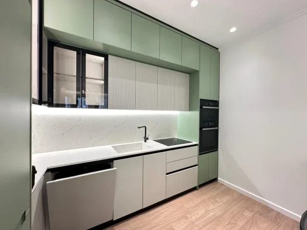 Tirane, jepet me qera apartament 3+1+Ballkon Kati 1, 140 m² 2.000 € (Liqeni i Thatë)