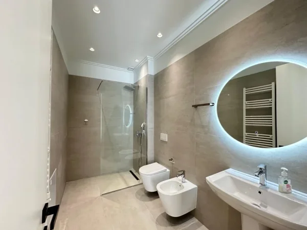 Tirane, jepet me qera apartament 3+1+Ballkon Kati 1, 140 m² 2.000 € (Liqeni i Thatë)