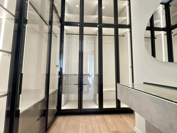 Tirane, jepet me qera apartament 3+1+Ballkon Kati 1, 140 m² 2.000 € (Liqeni i Thatë)