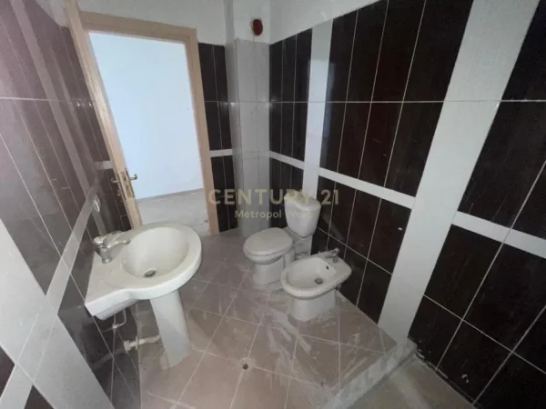 Tirane, shitet apartament 2+1+Ballkon Kati 6, 175 m² 150.000 € (Rruga Sotir Caci)