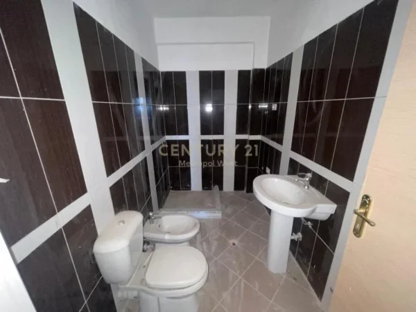 Tirane, shitet apartament 2+1+Ballkon Kati 6, 175 m² 150.000 € (Rruga Sotir Caci)