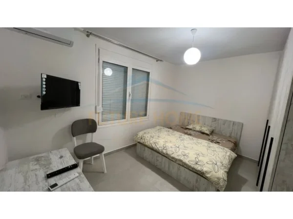 Tirane, jepet me qera apartament 2+1+Ballkon Kati 2, 700 € (Siri Kodra)