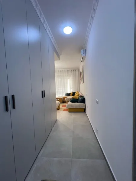 Tirane, jepet me qera apartament 2+1+Ballkon Kati 7, 90 m² 1.200 € (Rruga e Durresit)