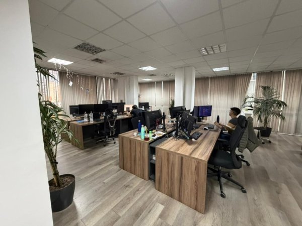 Tirane, jepet me qera zyre Kati 7, 330 m² 59400€ (Qendër)