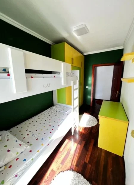 Tirane, jepet me qera apartament 2+1 Kati 4, 110 m² 800 € (MYSLYM SHYRI)