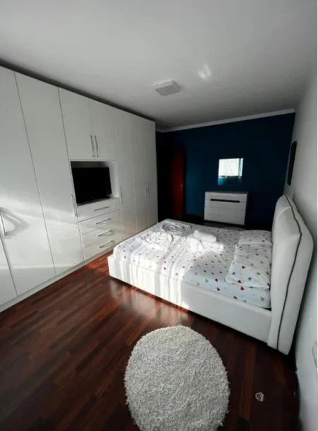 Tirane, jepet me qera apartament 2+1 Kati 4, 110 m² 800 € (MYSLYM SHYRI)