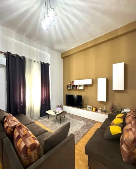 JEPET ME QIRA APARTAMENT 1+1 TEK RRUGA E DIBRËS,   550 €URO