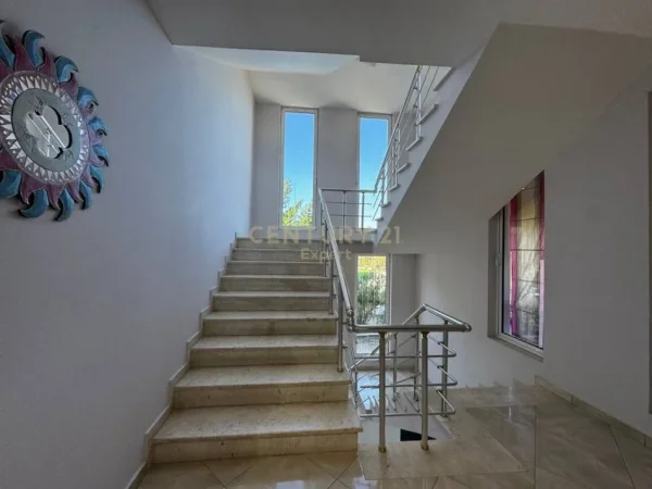 Tirane, jepet me qera hotel , 1.310 m² 3.500 € (Mullet)