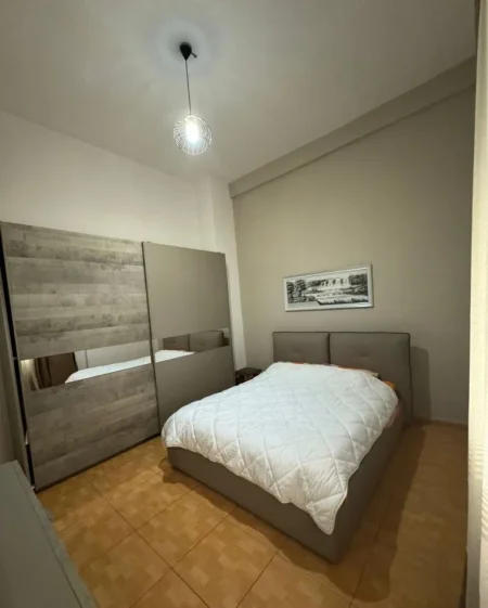JEPET ME QIRA APARTAMENT 1+1 TEK RRUGA E DIBRËS,   550 €URO