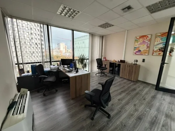 Tirane, jepet me qera Kati 7, 330 m² 5900 € (QENDER)
