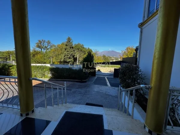 Tirane, jepet me qera bar-resorant Kati 1, 1.310 m² 3.500 € (Mullet)