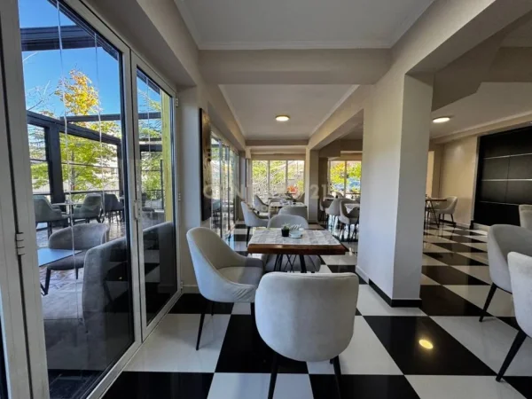 Tirane, jepet me qera bar-resorant Kati 1, 1.310 m² 3.500 € (Mullet)