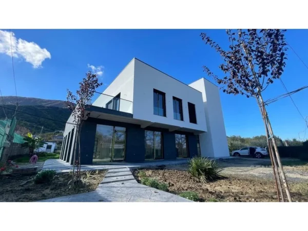 Tirane, jepet me qera ambjent biznesi , 3.600 m² 3.000 € (Berzhite)