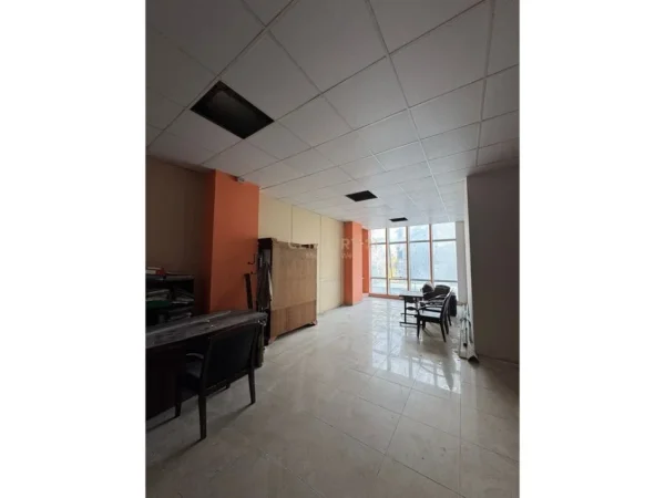 Tirane, jepet me qera ambjent biznesi Kati 1, 70 m² 650 € (Ish -Tregu Elektrik)