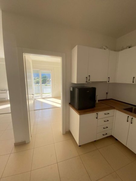 Tirane, jepet me qera zyre Kati 1, 75 m² 1.000 € 