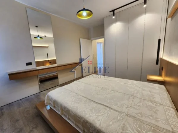 Tirane, jepet me qera apartament 1+1+Ballkon Kati 6, 74 m² 500 € (Pallatet Cabej)