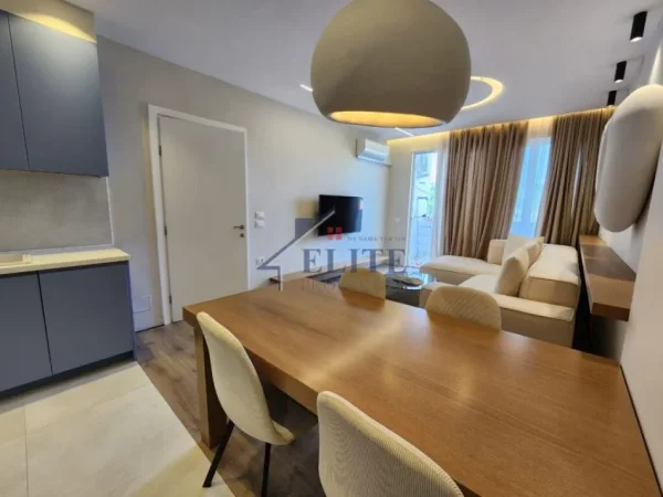 Tirane, jepet me qera apartament 1+1+Ballkon Kati 6, 74 m² 500 € (Pallatet Cabej)