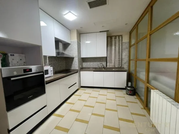 Tirane, jepet me qera apartament 3+1+Aneks+Ballkon Kati 3, 160 m² 1.300 € (Rr. Barrikadave)