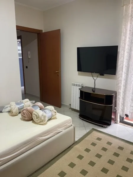 Tirane, jepet me qera apartament 3+1 Kati 8, 130 m² 1.000 € (Qemal Stafa)