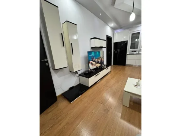 Tirane, jepet me qera apartament 2+1 Kati 4, 65 m² 500 € (Prane Bulevardit te Ri)