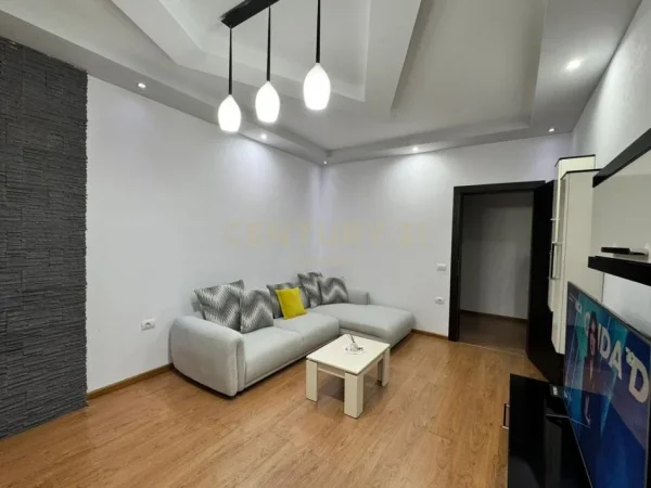 Tirane, jepet me qera apartament 2+1 Kati 4, 65 m² 500 € (Prane Bulevardit te Ri)