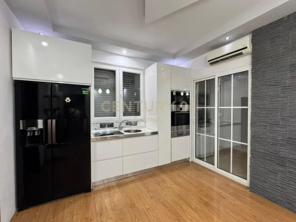 Tirane, jepet me qera apartament 2+1 Kati 4, 65 m² 500 € (Prane Bulevardit te Ri)