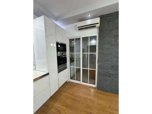 Tirane, jepet me qera apartament 2+1 Kati 4, 65 m² 500 € (Prane Bulevardit te Ri)